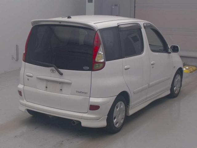 Toyota FunCargo 2003