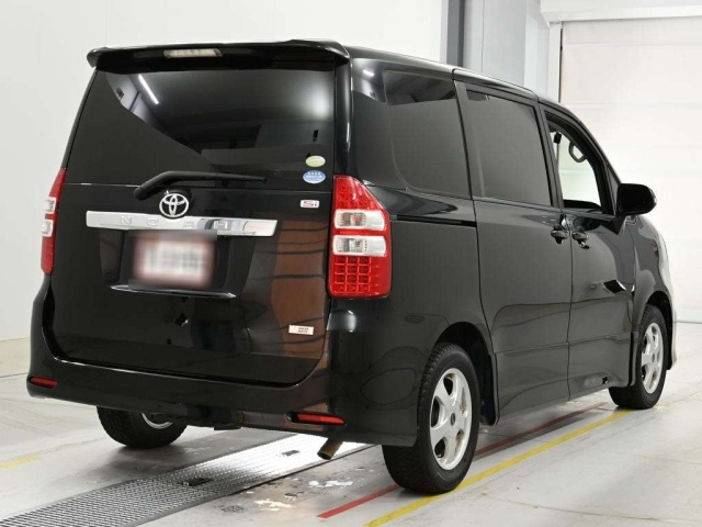 Toyota Noah 2011