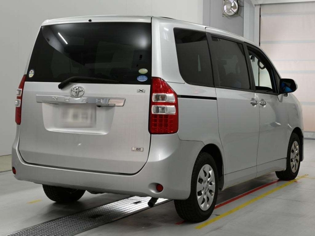 Toyota Noah 2011