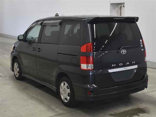 Toyota Noah 2005