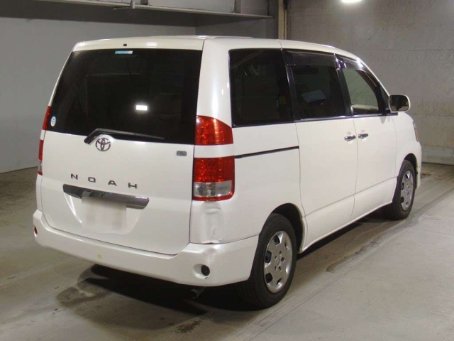 Toyota Noah 2005
