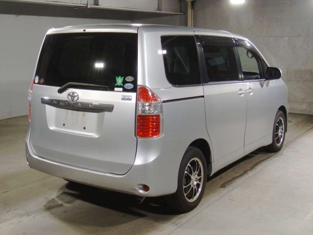 Toyota Noah 2008